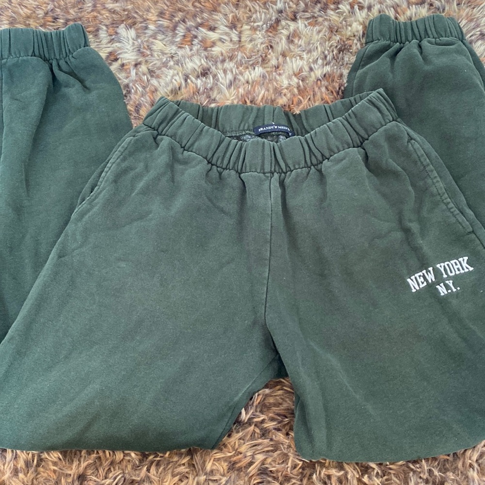 ‼️BRANDY MELVILLE GREEN NY SWEATS‼️